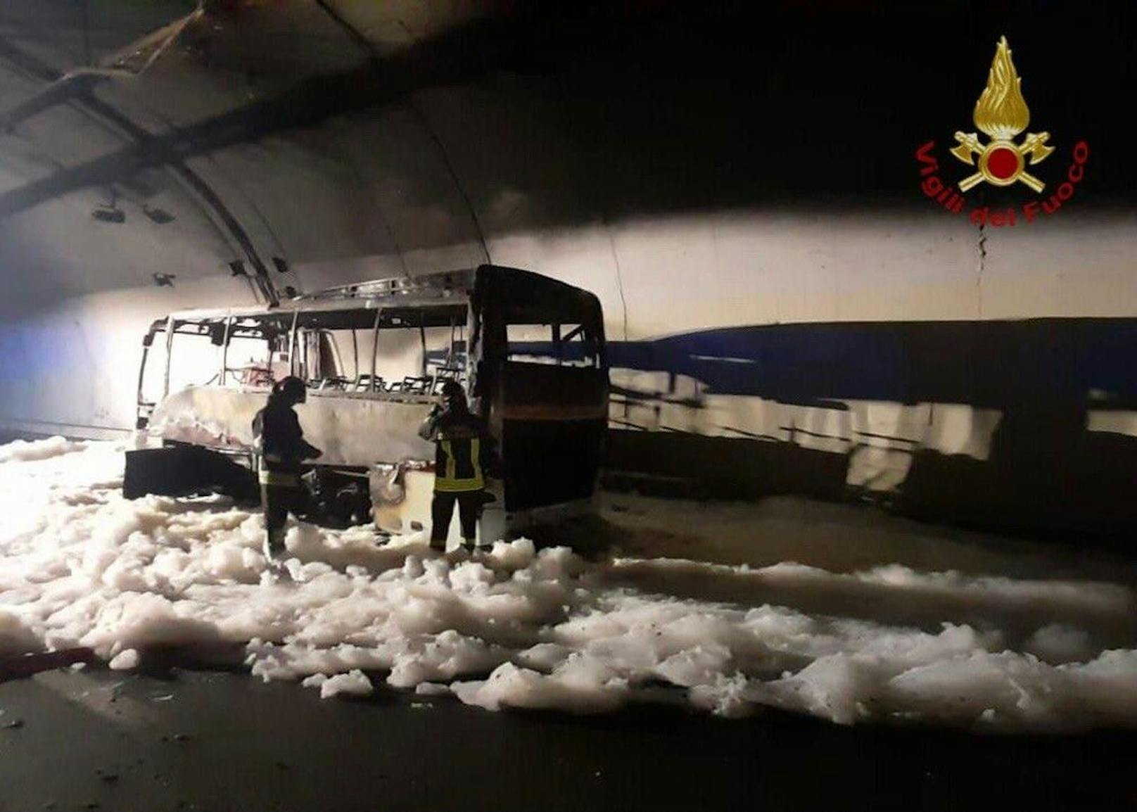 Dienstagvormittag ist in Norditalien ein Bus im Tunnel einer Schnellstraße in Brand geraten.