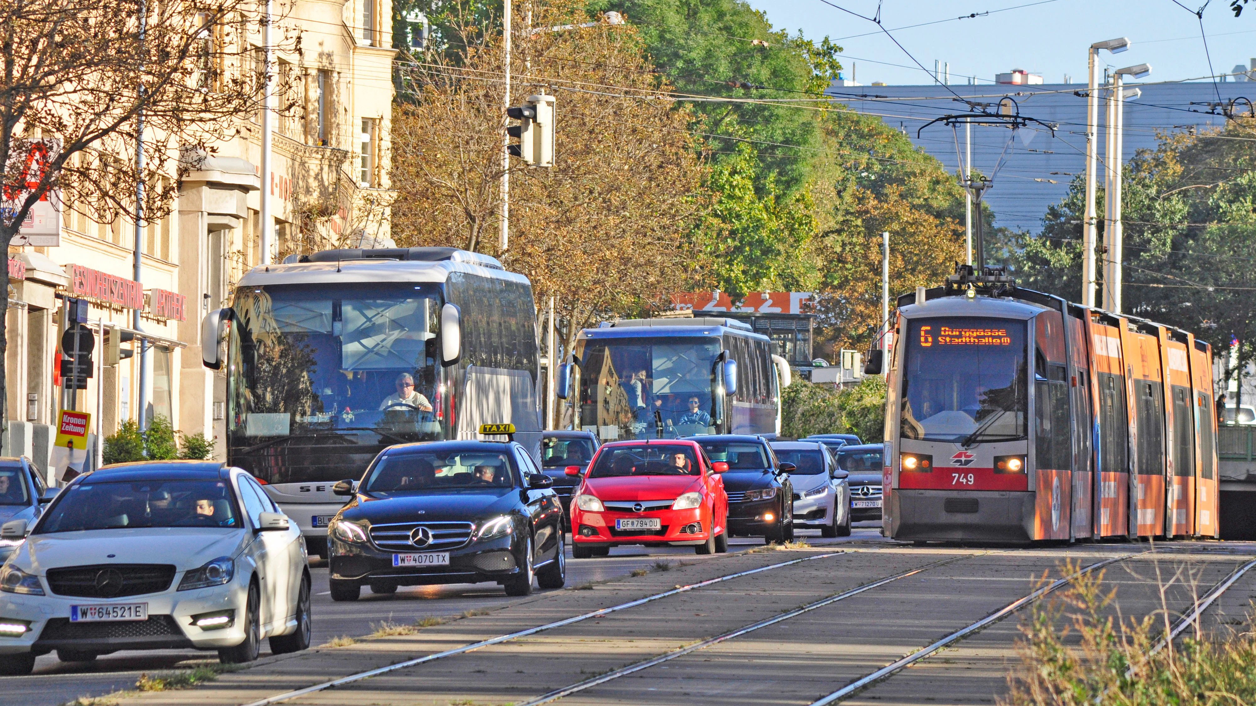 Download von www.picturedesk.com am 14.07.2021 (14:45).  Der Margaretengürtel, im 5. Bezirk verlaufend. Der Wiener Gürtel - Die Wiener Gürtelstraße B221, eine Hauptstraße in Wien, Straße, Verkehr, Auto, Margareten, 1050 Wien, Österreich - 20180930_PD15063 - Rechteinfo: Rights Managed (RM)