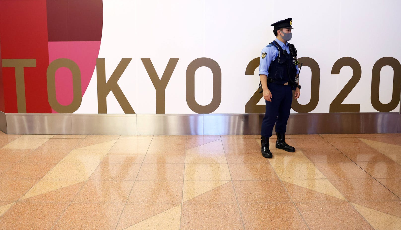 Polizei und Sicherheitskräfte werden in Tokio auf die Einhaltung der Corona-Maßnahmen achten.