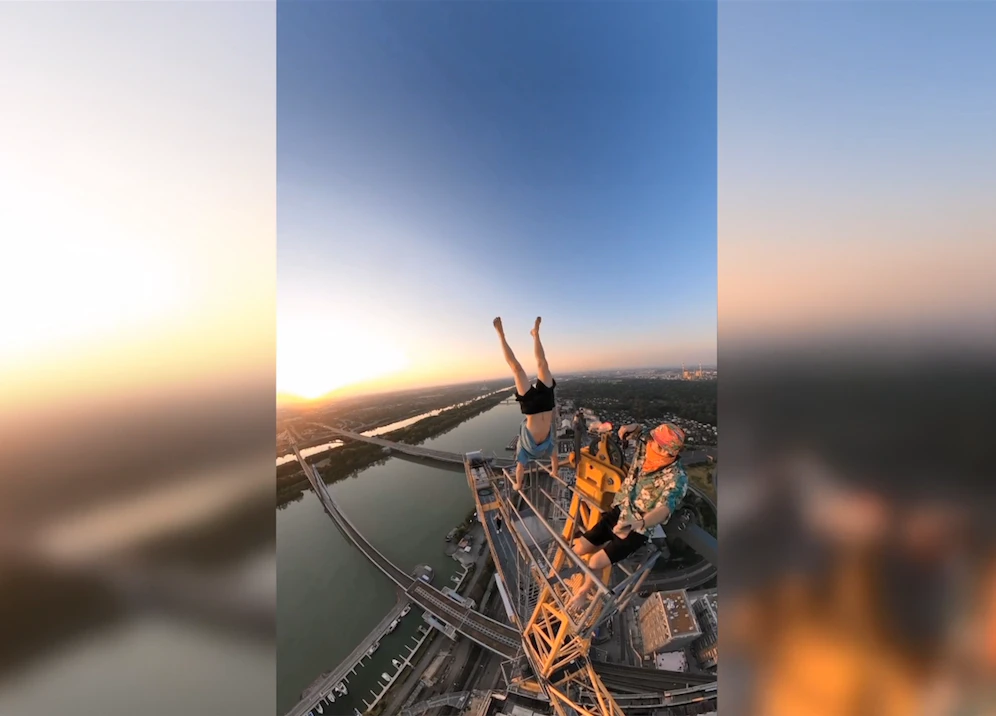 Der Schweizer Manuel Opancar klettert auf einen Baukran in Wien und vollführt einen Handstand.