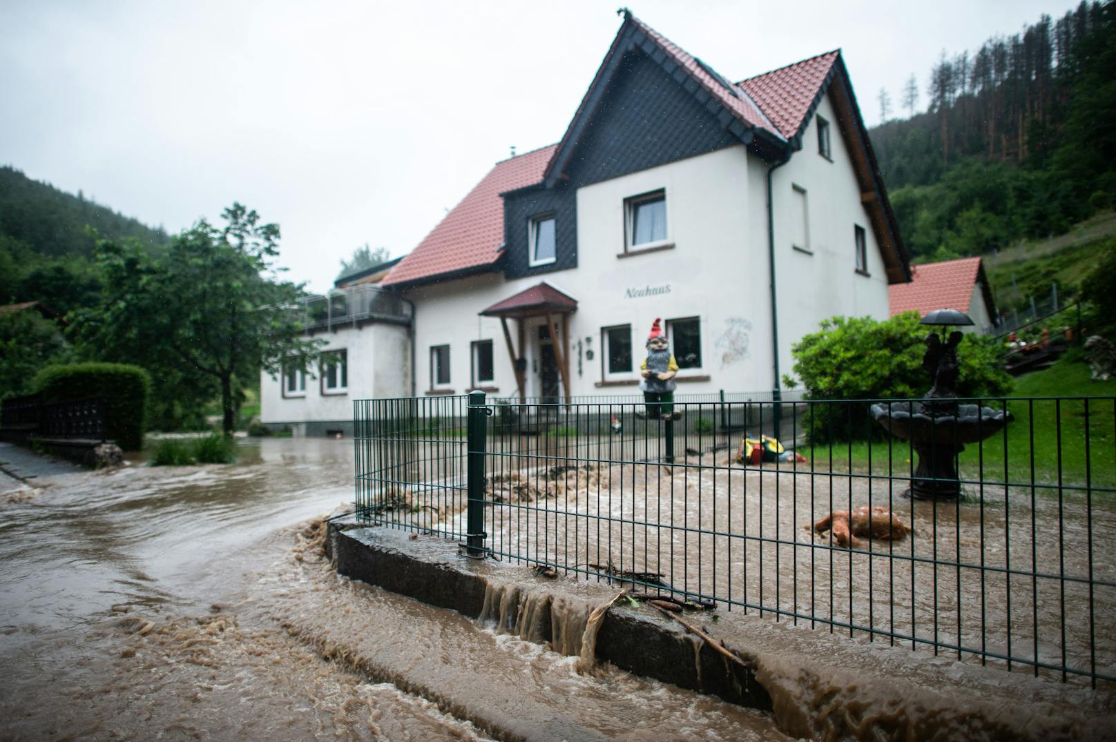 Heftige Starkregen-Unwetter fluteten am 14. Juli 2021 zahlreiche Gemeinden in Deutschlands westlichen Bundesländern Rheinland-Pfalz und Nordrhein-Westfalen.