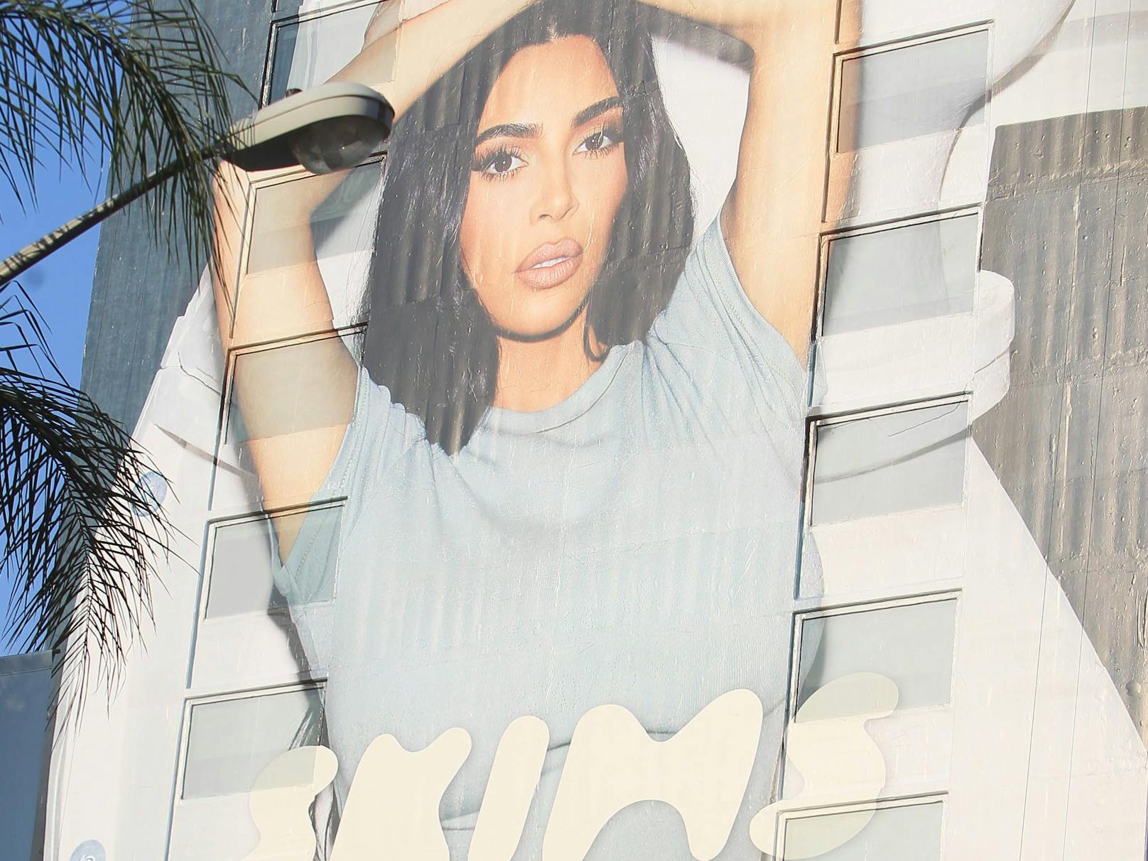 Kim Kardashian mit Skims 