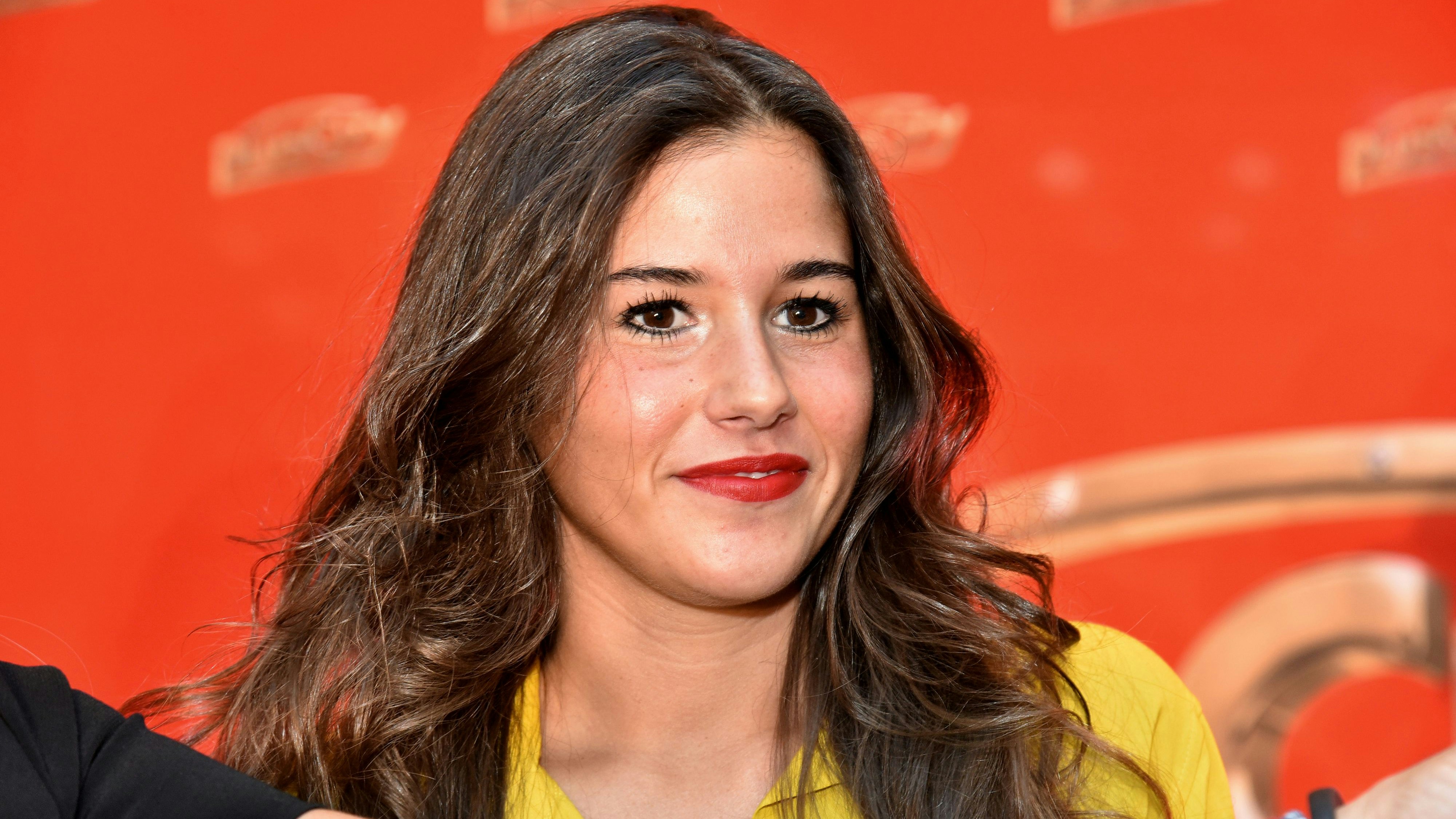 Besser könnte es für die Sängerin zurzeit nicht laufen. Kürzlich heiratete sie ihren Verlobten Julian Büscher und kurz darauf kam auch schon die freudige Nachricht einer Schwangerschaft. Das Ehepaar erwartet ein Mädchen. Darauf freuen sich nicht nur die Eltern, sondern auch Sarahs Sohn, Allessio, aus erster Ehe mit Piedro Lombardi kann es kaum erwarten. "Mama, wann spüre ich das Baby das erste Mal?", fragte er seine Mutter. 