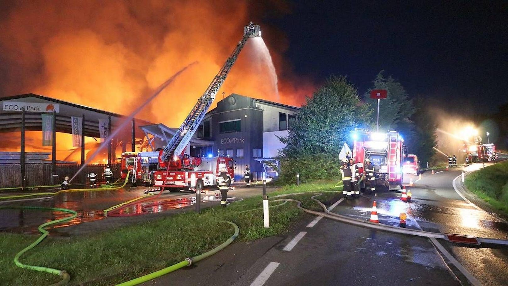 Mehrere Firmenhallen brannten in Deutschlandsberg ab.
