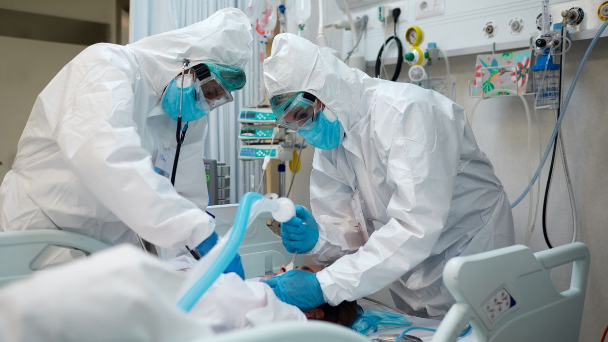 Hospital COVID Healthcare workers during an intubation procedure to a COVID patient