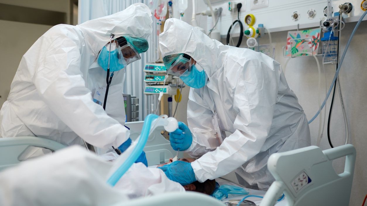 Hospital COVID Healthcare workers during an intubation procedure to a COVID patient