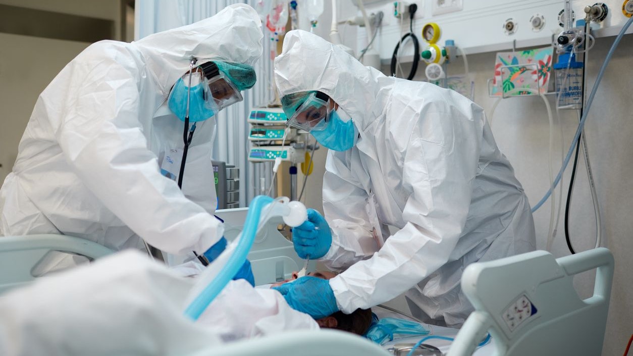 Hospital COVID Healthcare workers during an intubation procedure to a COVID patient