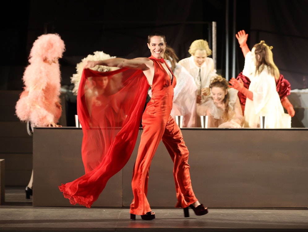 Buhlschaft mit Superhelden-Cape: Verena Altenberger bei der 