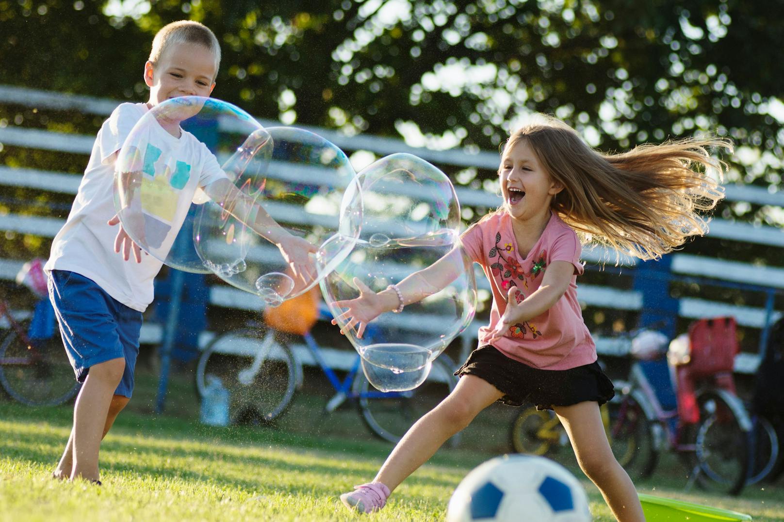 Neben Clownerie gibt es Riesenseifenblasen als Rahmenprogramm beim Kinderflohmarkt.