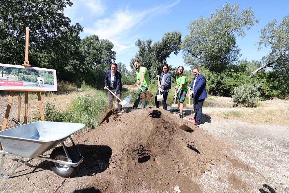 Klimastadtrat Jürgen Czernohorszky, Silvia Angelo (ÖBB) und Bezirksvorsteher Alexander Nikolai (v. li. n. re.) mit Mitarbeitern der Wiener Stadtgärten beim Spatenstich.