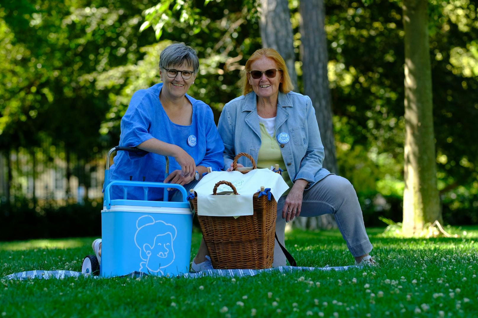 Karin (63) und Helen (73) sind die Omas vom Dienst in der Vollpension.