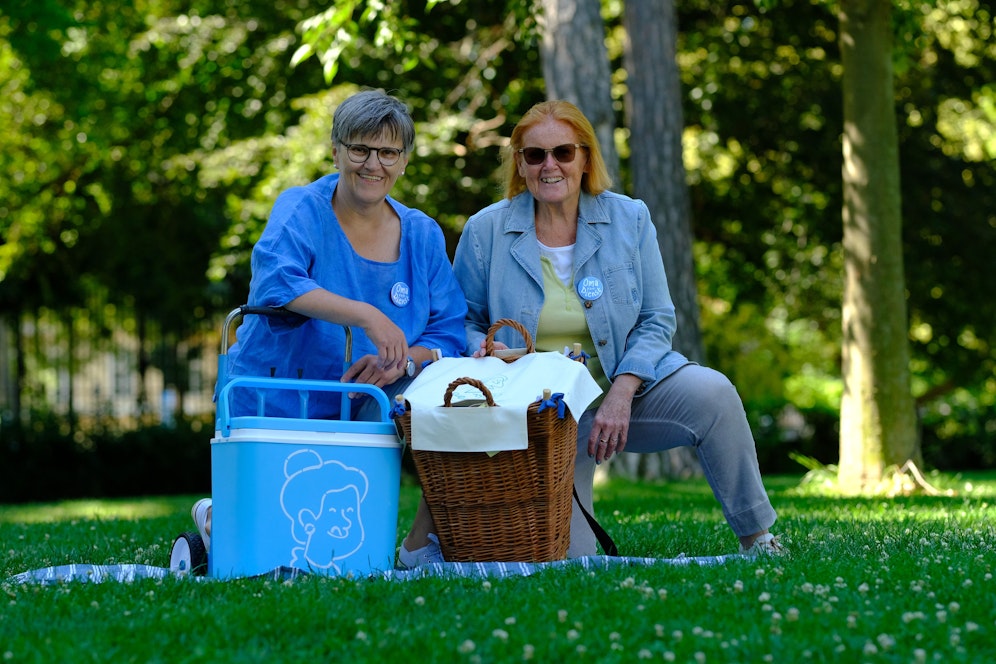 Karin (63) und Helen (73) sind die Omas vom Dienst in der Vollpension.