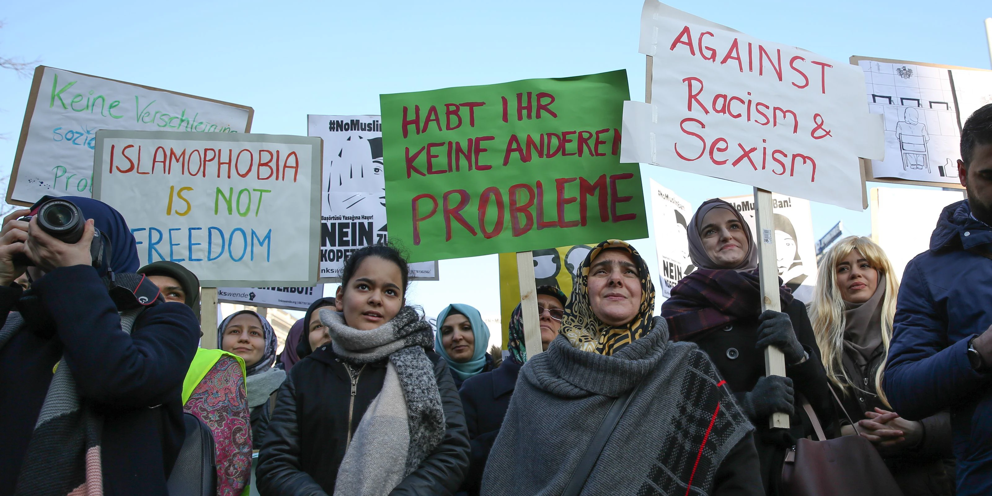 2017 wurde gegen ein solches Kopftuch-Verbot demonstriert