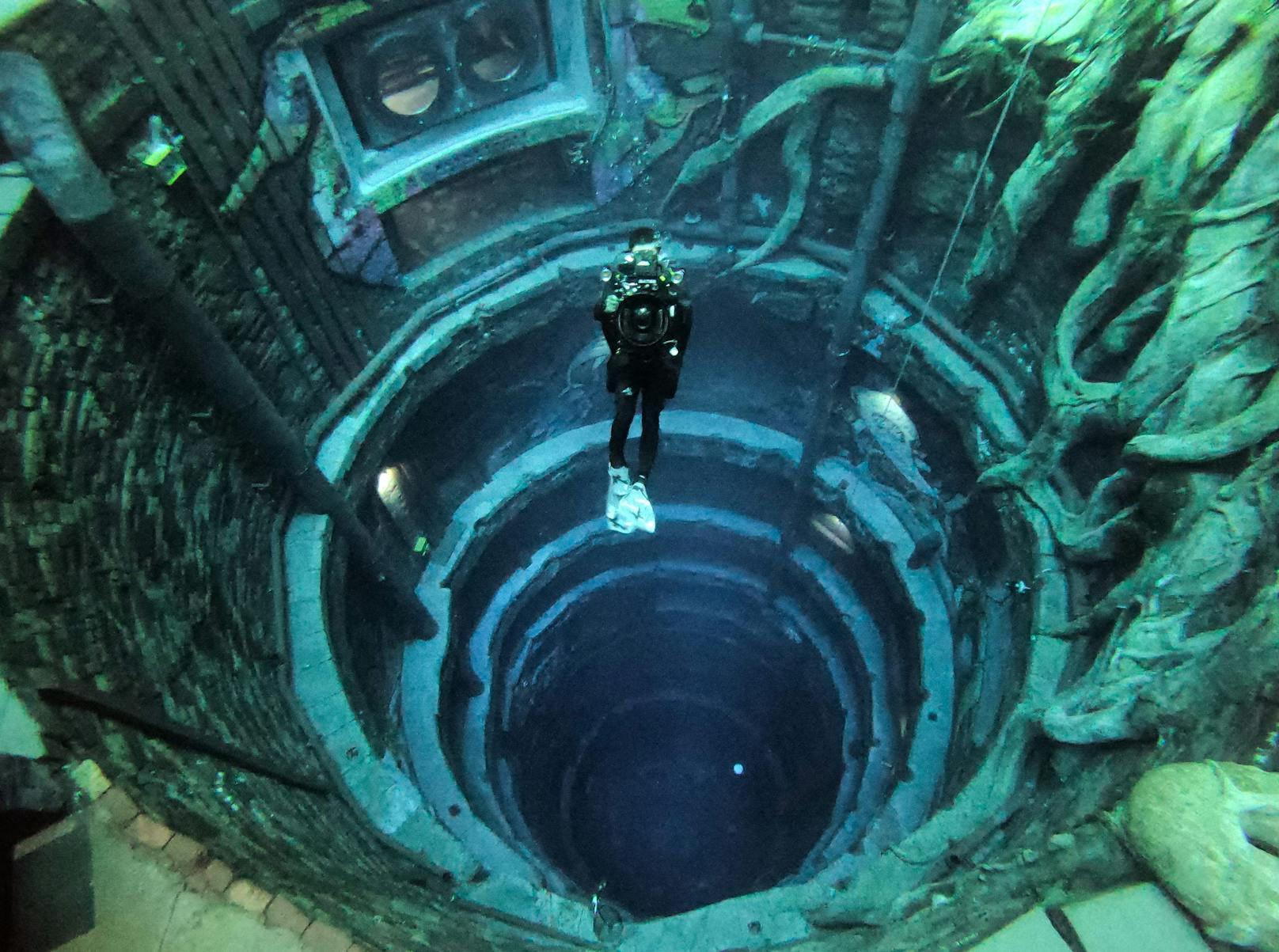 Im "Deep Dive Dubai"-Pool geht es 60 Meter tief nach unten.