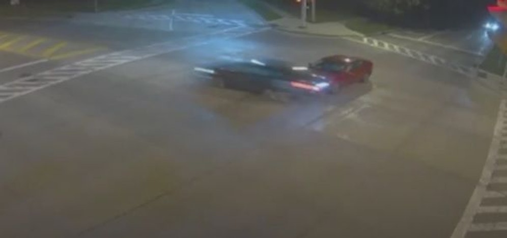 Mit 160 km/h raste eine Frau über eine rote Ampel und verursachte einen Unfall. Sie habe 