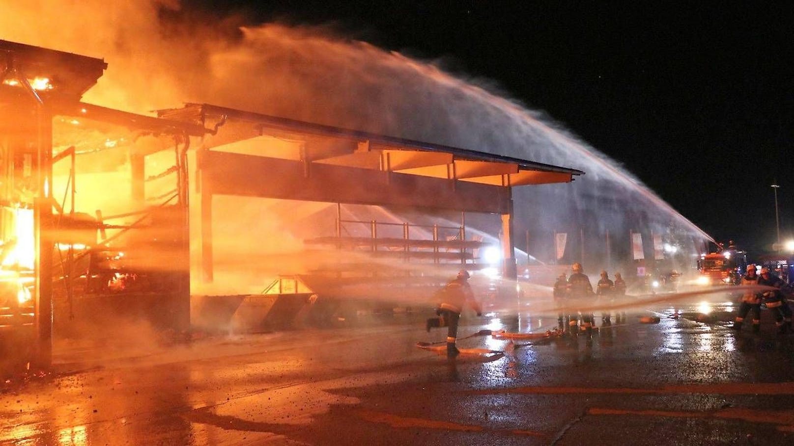 Mehrere Firmenhallen brannten in Deutschlandsberg ab.