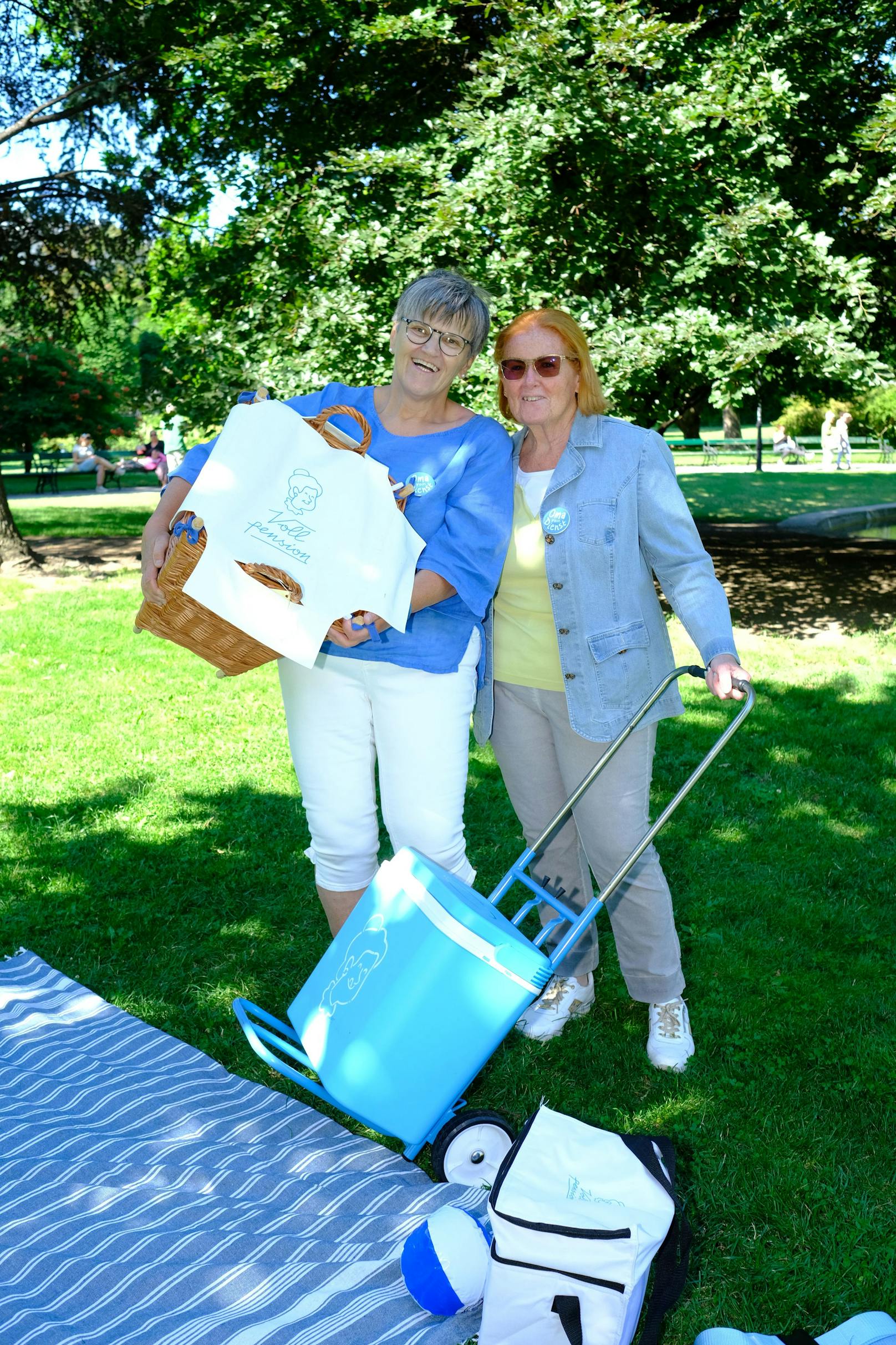 Karin (63) und Helen (73) freuen sich Ausflügler mich ihren Picknickkörben zu versorgen.