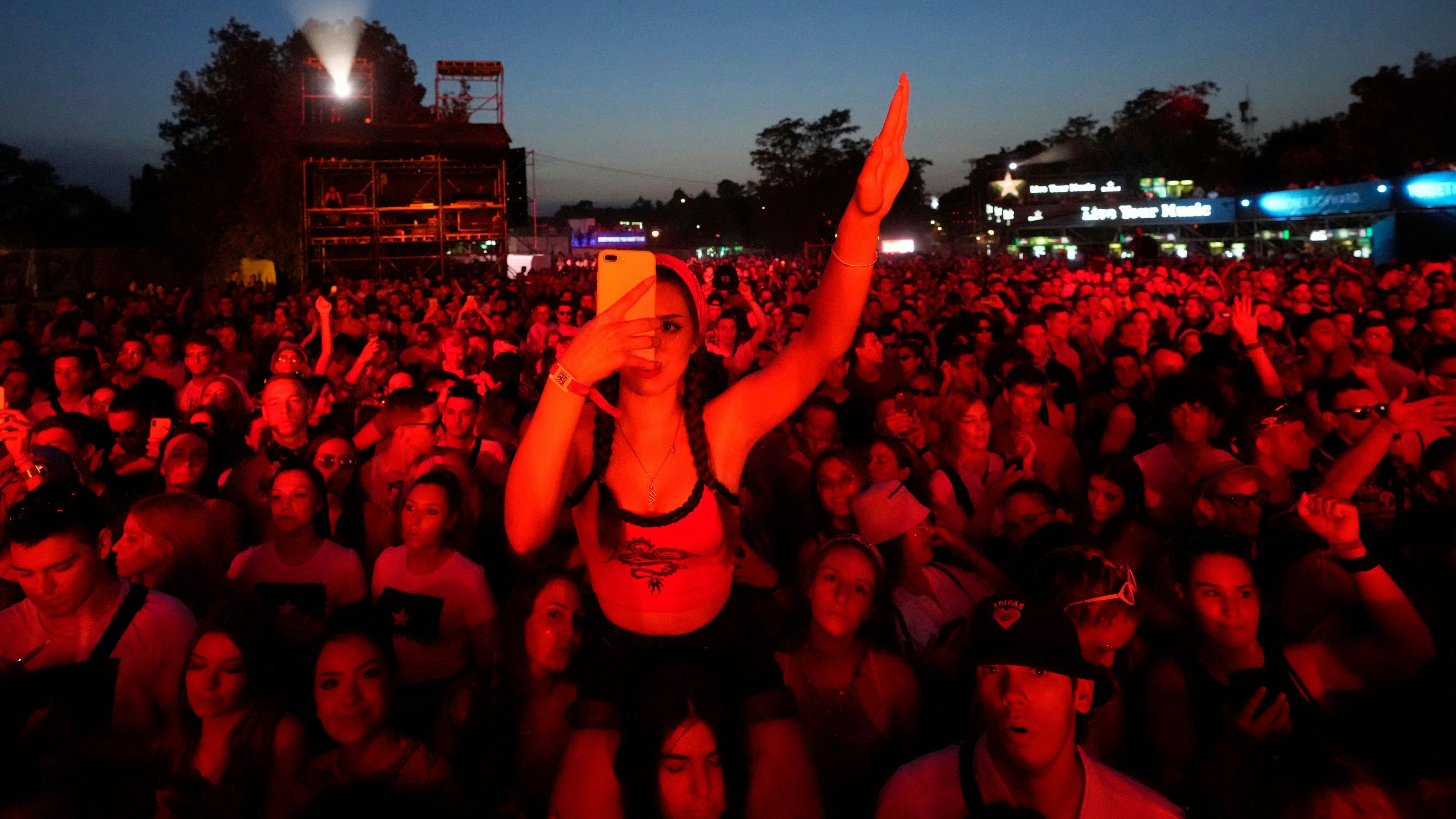 Download von www.picturedesk.com am 15.07.2021 (16:32).  Visitors to the Exit music festival dance on one of the stages in Novi Sad, Serbia, Thursday, July 8, 2021. People are required to prove that they have been vaccinated or negative PCR test to enter festival. (AP Photo/Darko Vojinovic) - 20210708_PD12067 - Rechteinfo: Rights Managed (RM)