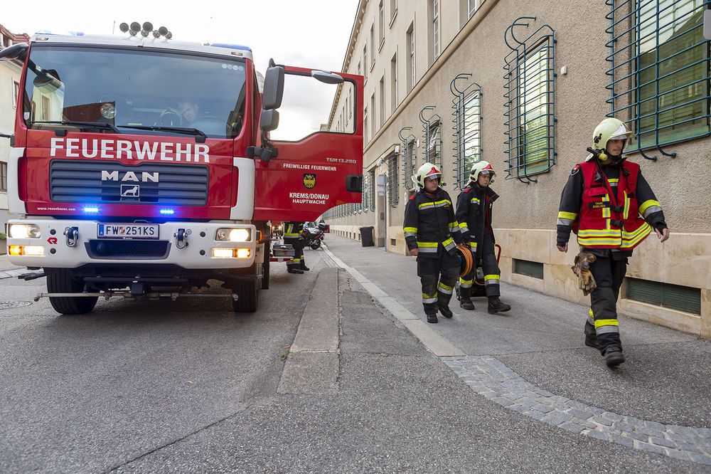 Brand in Justizanstalt: Feuerwehr im Einsatz
