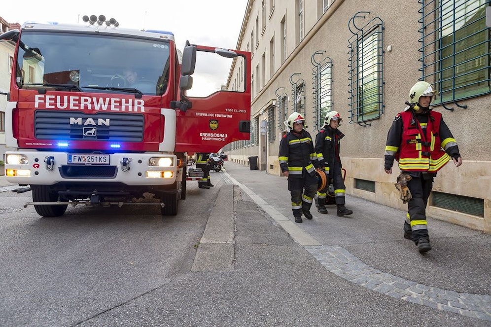 Brand in Justizanstalt: Feuerwehr im Einsatz