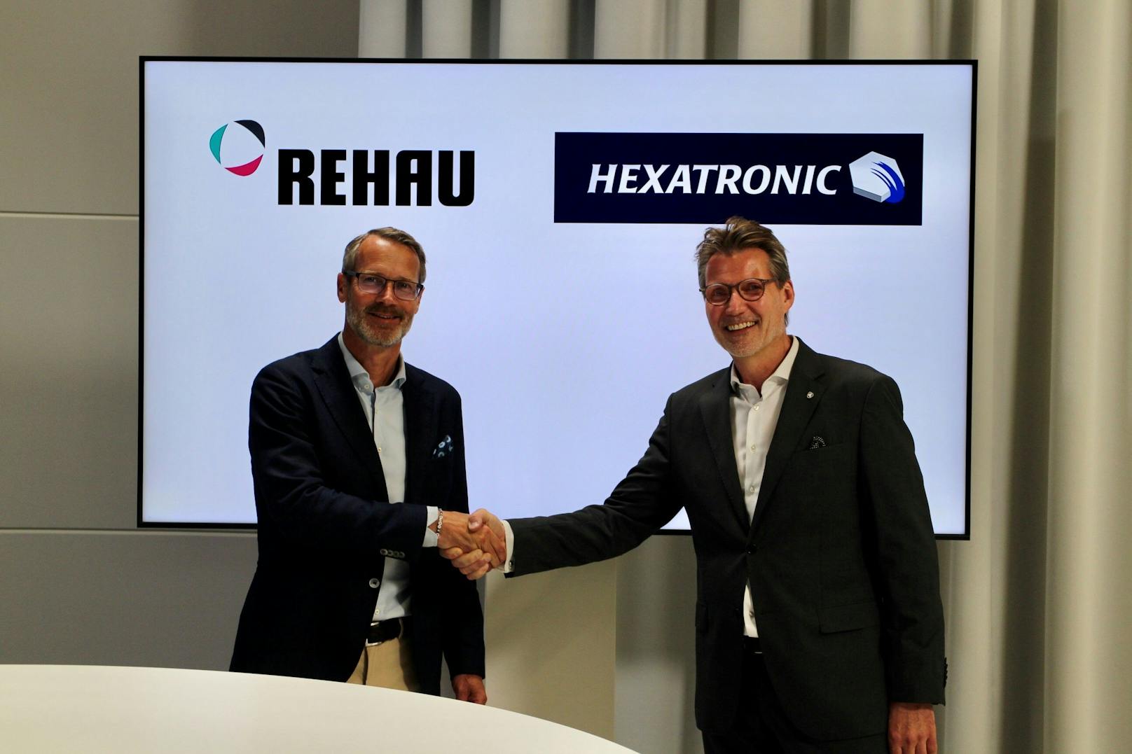 Roger Schönborn, Leiter der Division Building Solutions innerhalb der REHAU Gruppe (rechts) und Henrik Larsson Lyon, CEO der Hexatronic Gruppe (links)