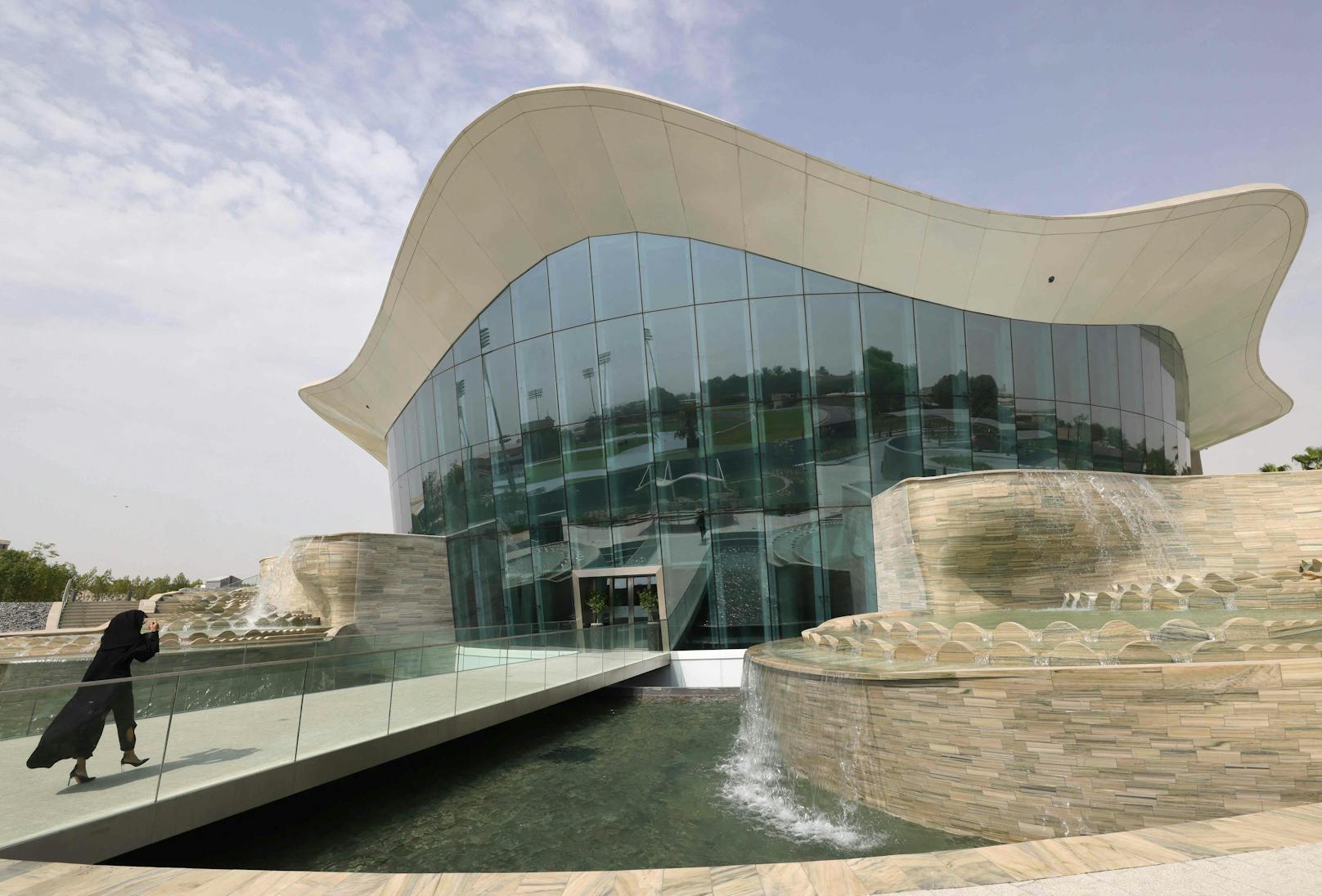 Das Gebäude, in dem der Pool untergebracht ist, soll übrigens an&nbsp;eine Muschel und an Dubais Perlentaucher-Geschichte erinnern.