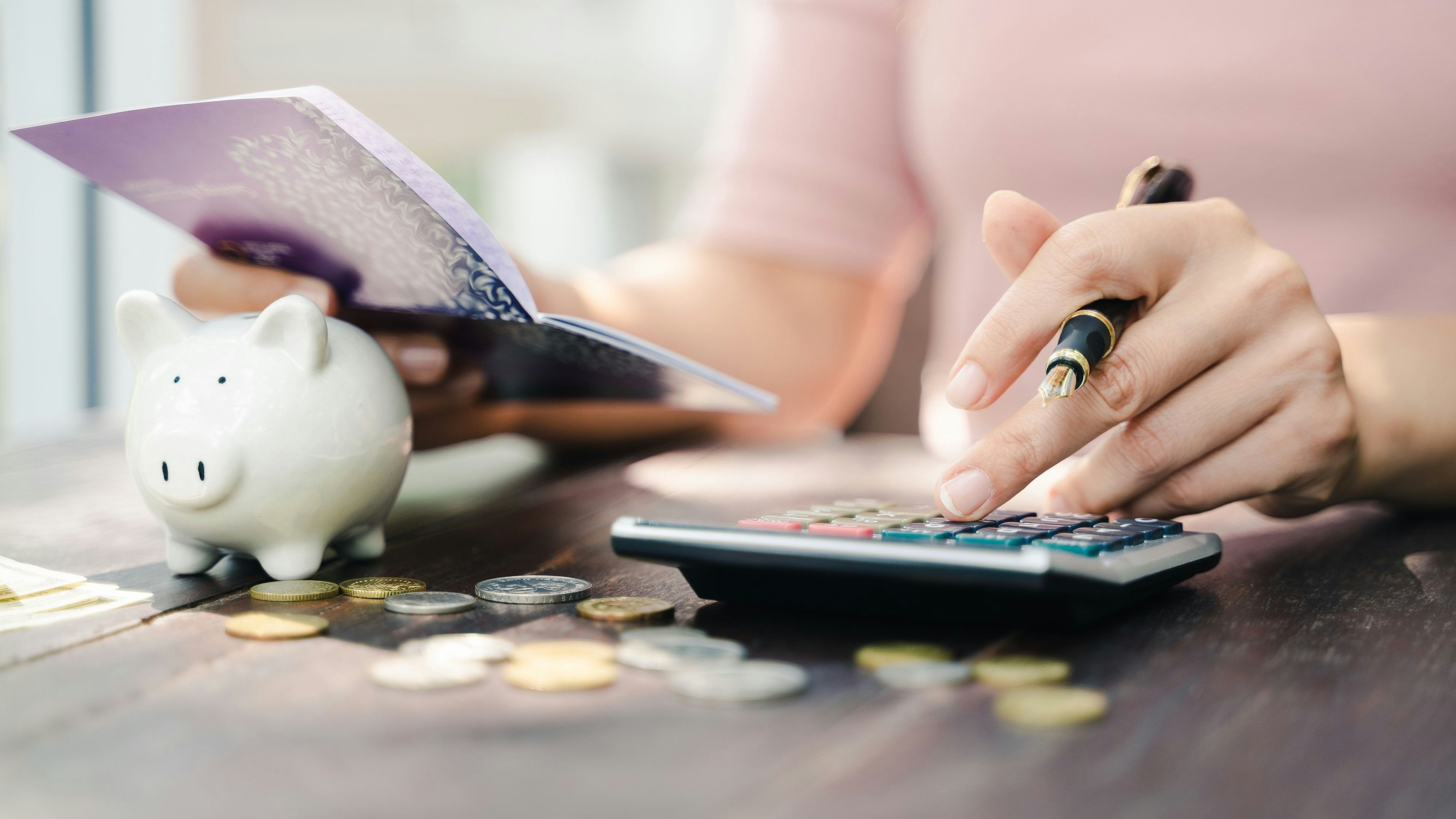 Jessica und Dominik haben in ihren jungen Jahren schon fast 100.000 Euro angespart (Symbolbild).