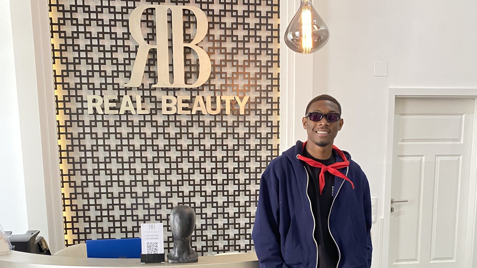 David Alaba lässt sich bei seinem Besuch im Salon "Real Beauty" ablichten.