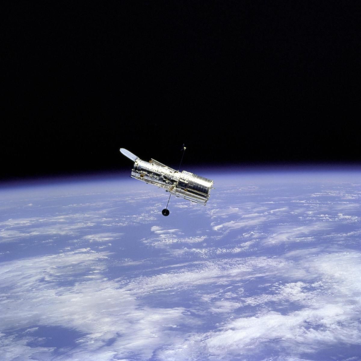 Das Hubble-Weltraumteleskop umkreist seit April 1990 die Erde in einer Umlaufbahn.