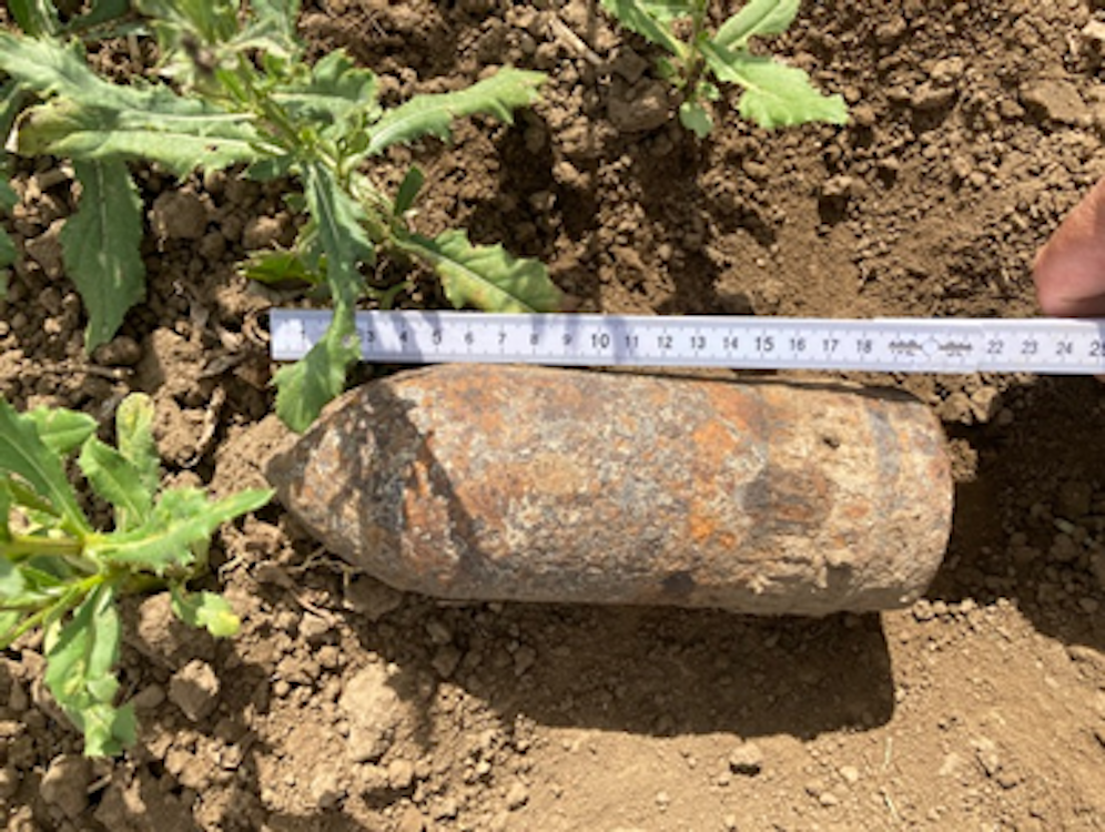  Ein 39-Jähriger fand bei Feldarbeiten einen metallischen Gegenstand und alarmierte die Polizei.