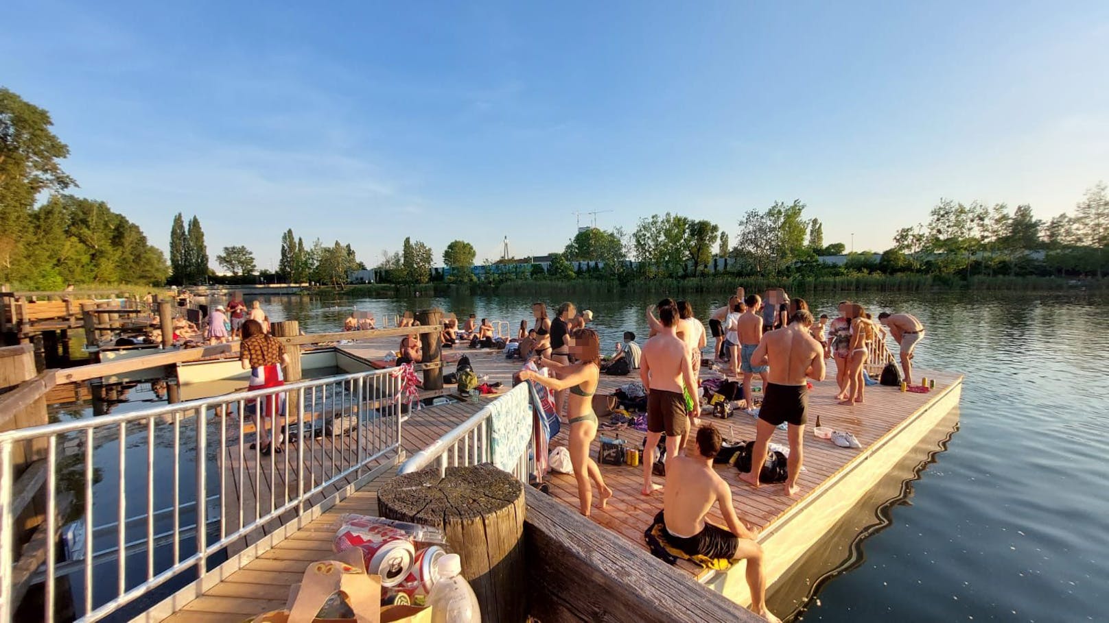 Am Montag trafen sich viele junge Menschen zum Schwimmen und Party machen auf der Alten Donau.