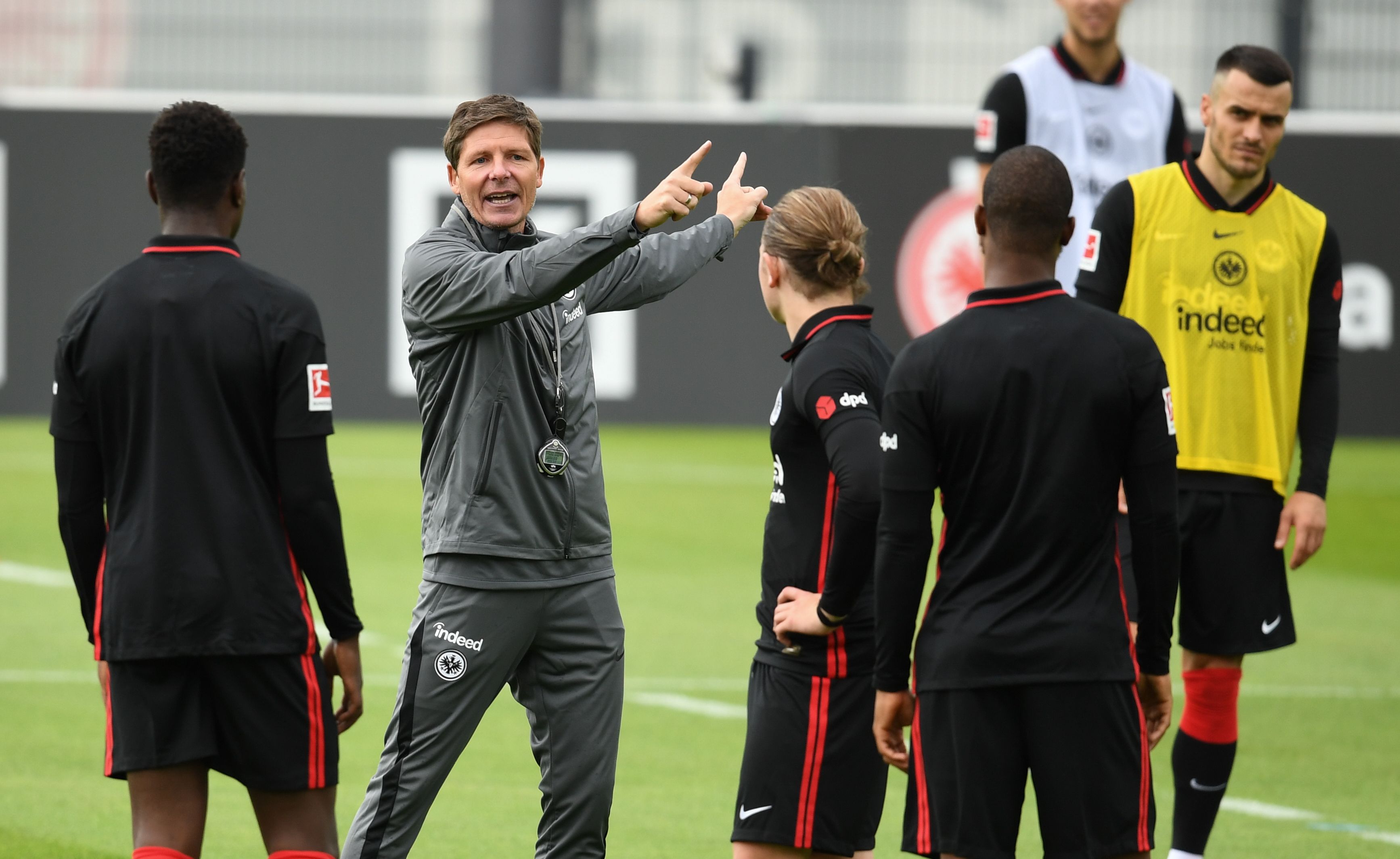 Oliver Glasner leitete am Donnerstag das Training im Frankfurt-Stadion.