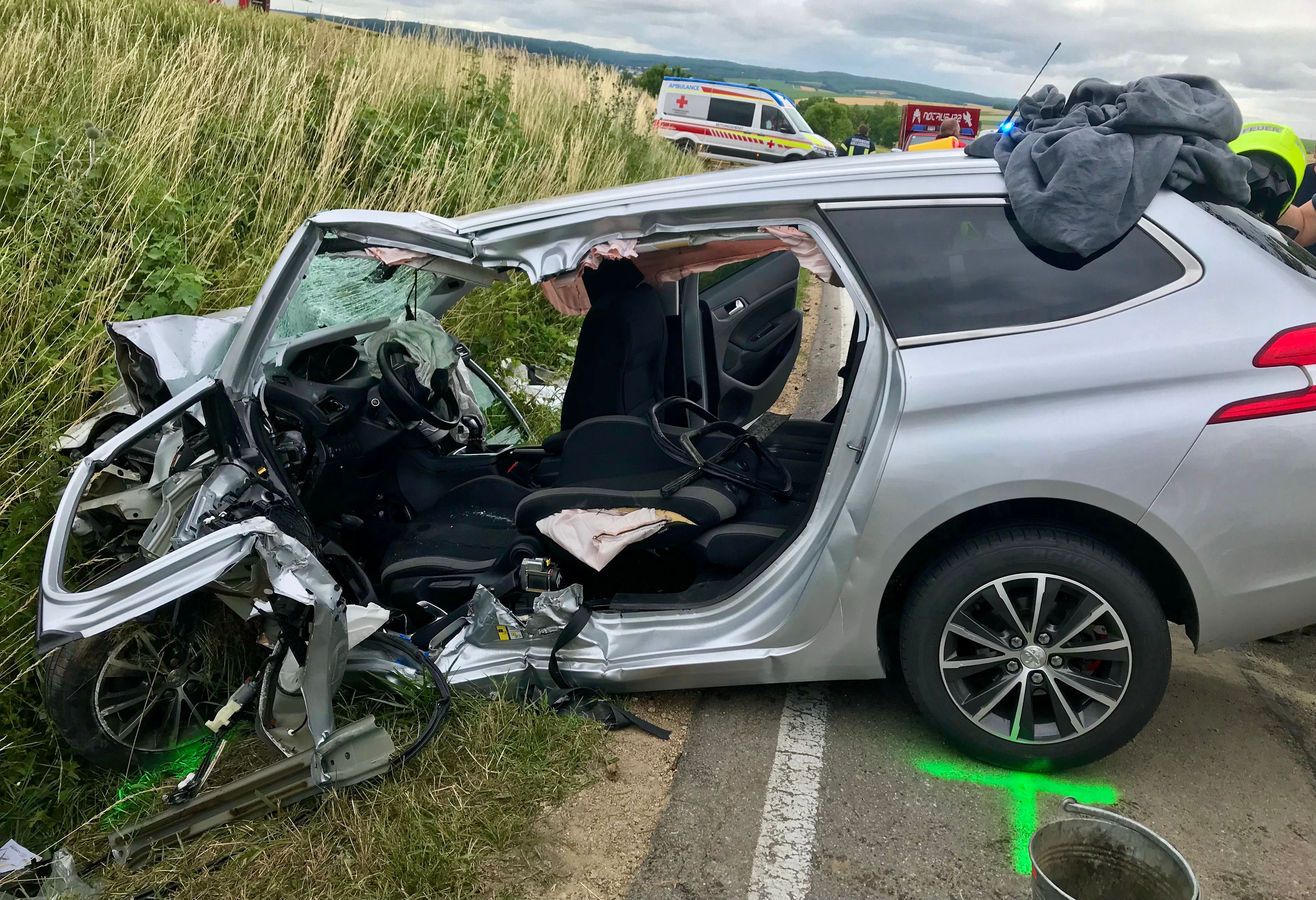 Der Lenker wurde im Auto eingeklemmt.