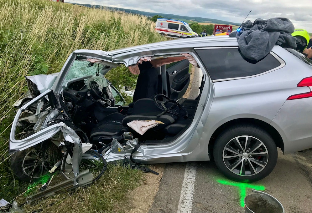 Der Lenker wurde im Auto eingeklemmt.