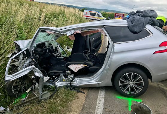 Der Lenker wurde im Auto eingeklemmt.