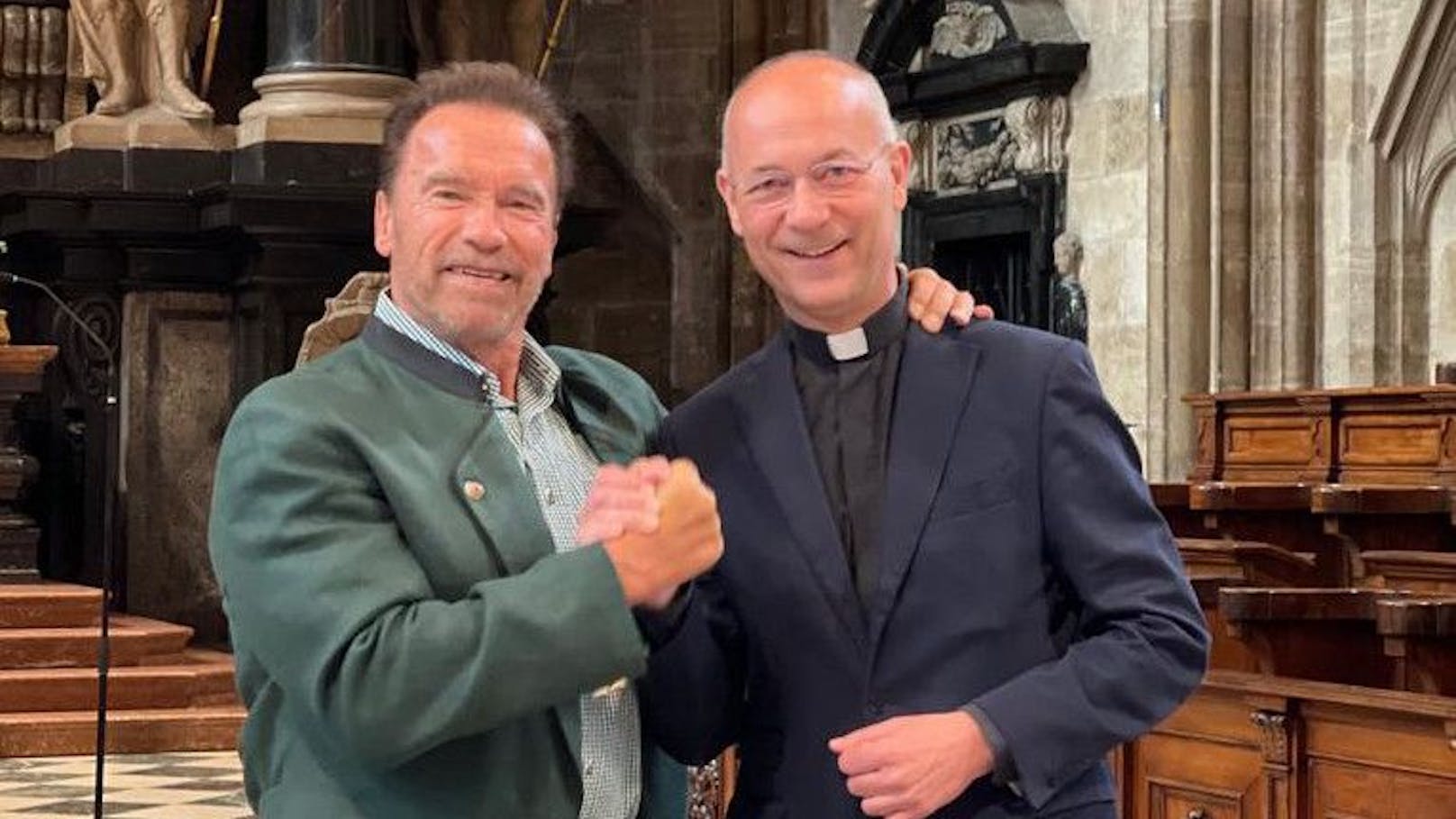 Arnold Schwarzenegger mit DompfarrerToni Faber am Freitag
