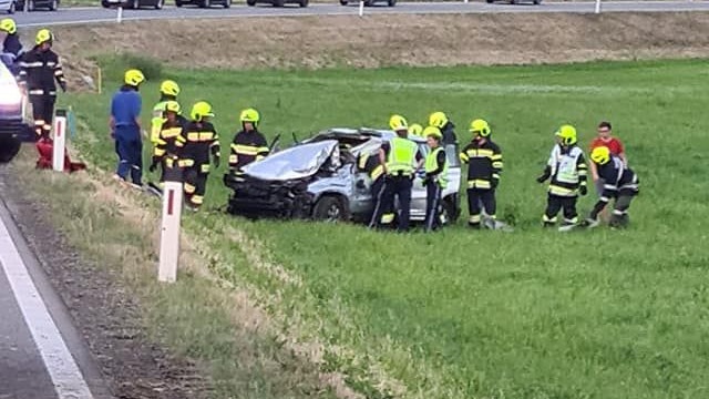 Der Pkw überschlug sich mehrmals. Beide Insassen erlitten schwerste Verletzungen.