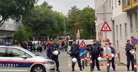 Rechtsextreme demonstrierten vor einem Asylzentrum in Favoriten.