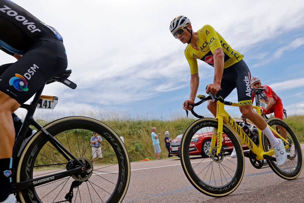 Mathieu van der Poel behält das gelbe Trikot. 