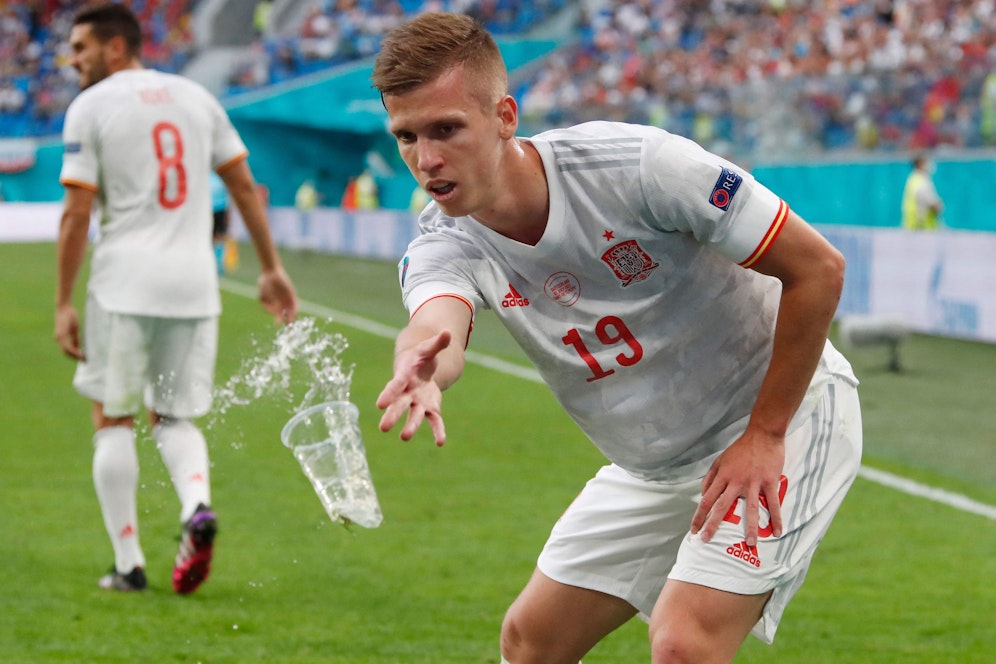 Dani Olmo und die fliegenden Becher