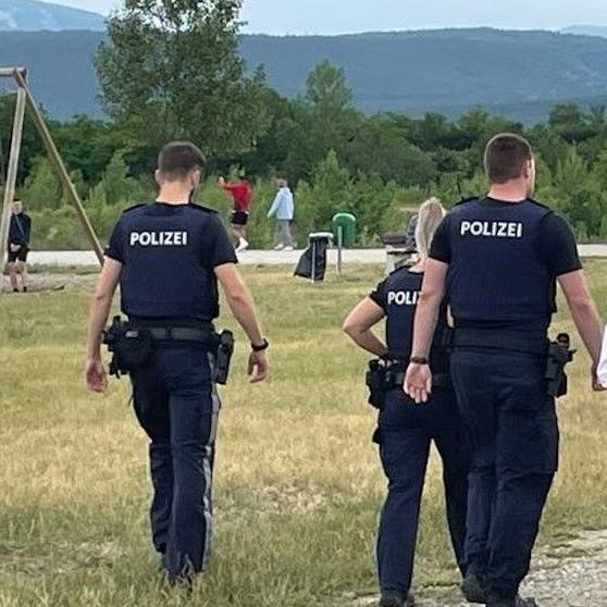 Die Beamten kontrollierten die Schüler.