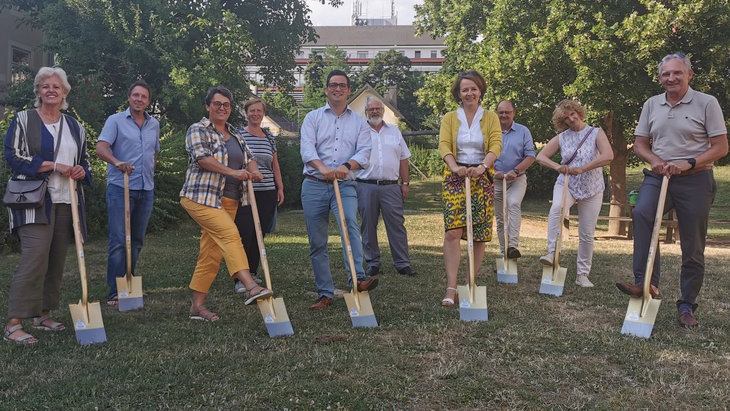 Stadträtin Beatrix Leeb, Architekt Clemens Aichinger-Rosenberger, VS Direktorin Sabine Lechner, Stadträtin Sabine Jansky, Bürgermeister Patrick Strobl, Stadtrat Adi Salzer, Landesrätin Christiane Teschl-Hofmeister, Stadtrat Nikolaus Weinwurm, Stadträtin Heidi Niederer und Vizebürgermeister Wolfgang Kaufmann. 