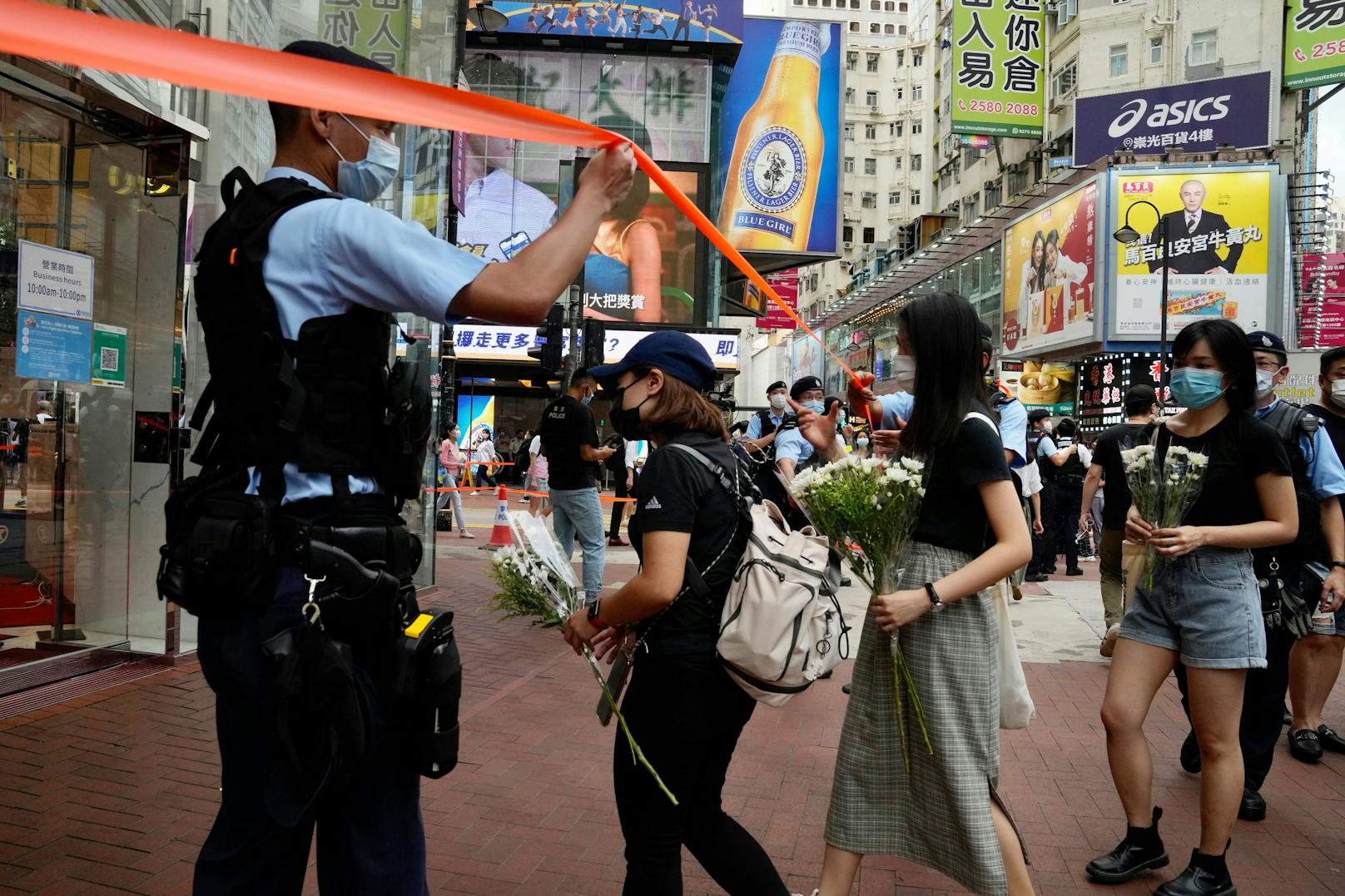 Am Donnerstagabend attackierte in Hongkong ein 50-jähriger Mann mit einem Messer einen Polizisten.