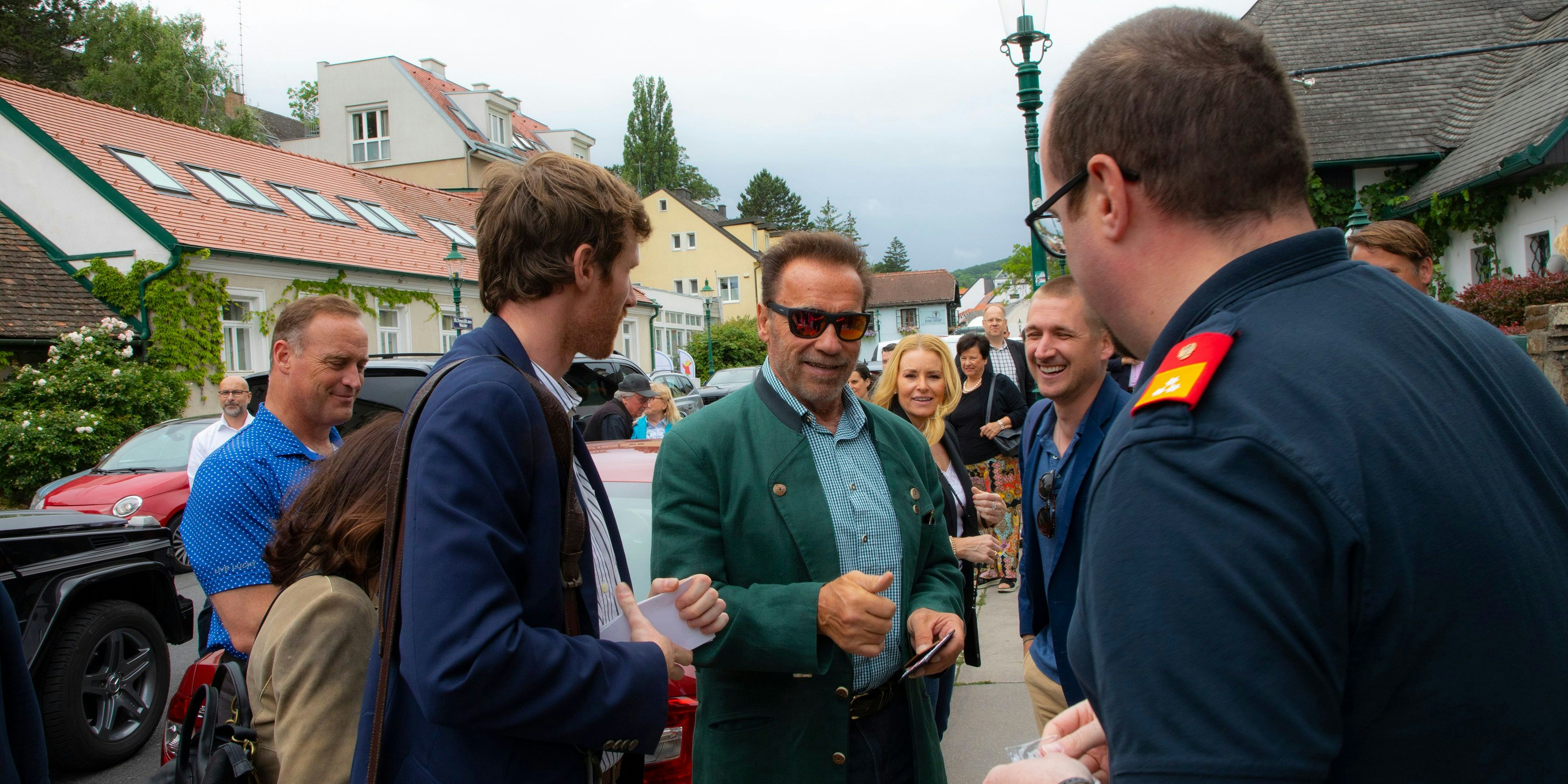 Mitglieder der FF Süßenbrunn, der FF Breitenlee, des KHD Wien sowie Vertreter des österreichischen Bundesfeuerwehrverbandes mit Arnold Schwarzenegger