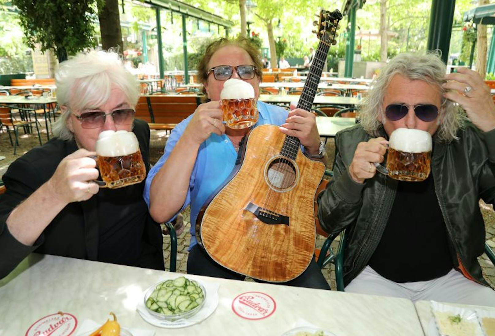Bier statt Maske: Reinhold Bilgeri, Ewald Pfleger, Rudi Nemeczek