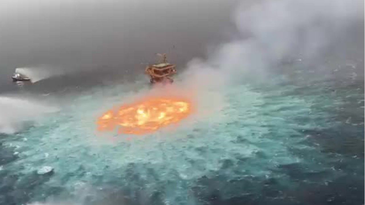 Das Wasser brennt! Eine unterirdische Pipeline ist explodiert. 