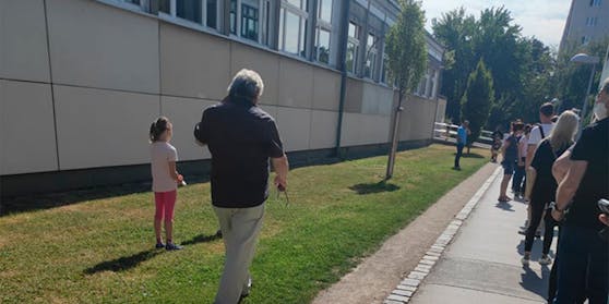Riesen-Schlange wegen Corona-Tests in der Anton-Baumgartner-Straße.