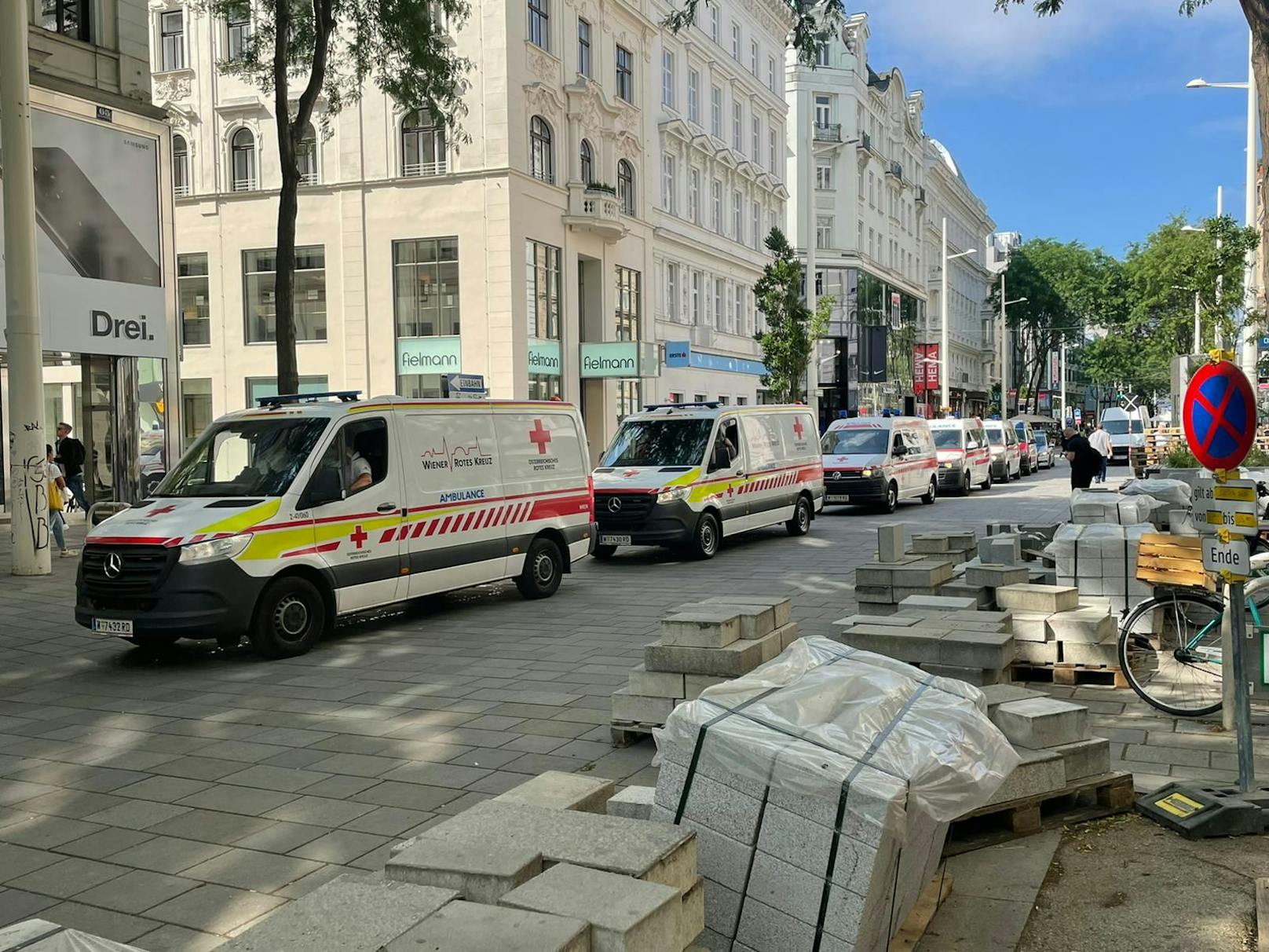 Dutzende Rettungsautos fuhren über die Mariahilfer Straße.
