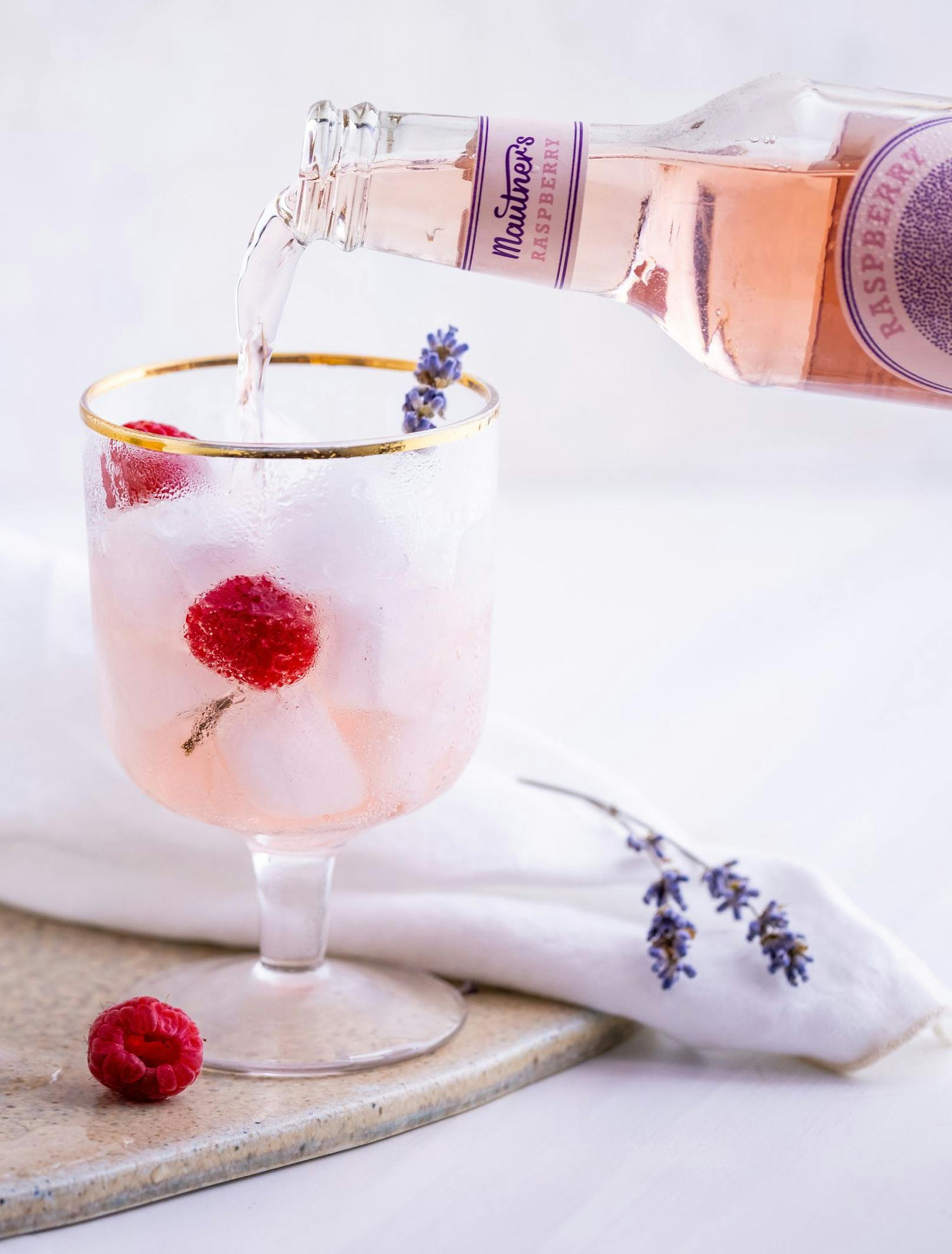 <strong>Raspberry Spritz:&nbsp;</strong>Eiswürfel in ein Glas geben, 6 cl Mautner’s Raspberry Vinegar Tonic eingießen und mit Prosecco auffüllen. Mit Himbeere und Lavendel garnieren und genießen.