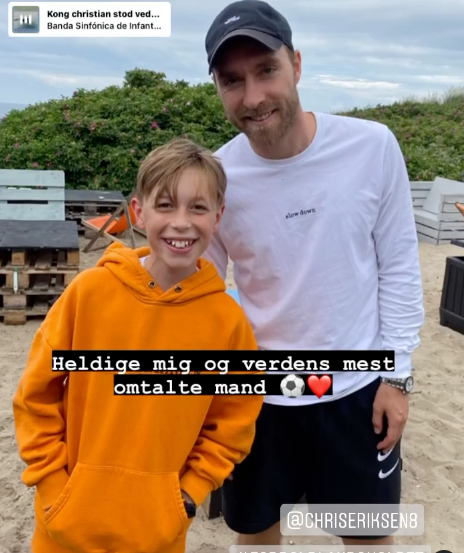 Christian Eriksen posiert mit seinem Fan Björn.